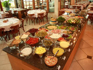 Senzala Bar e Grill oferece a novidade Buffet de saladas, pratos quentes e sobremesas durante o almoço Senzala Bar e Grill oferece a novidade Buffet de saladas, pratos quentes e sobremesas durante o almoço